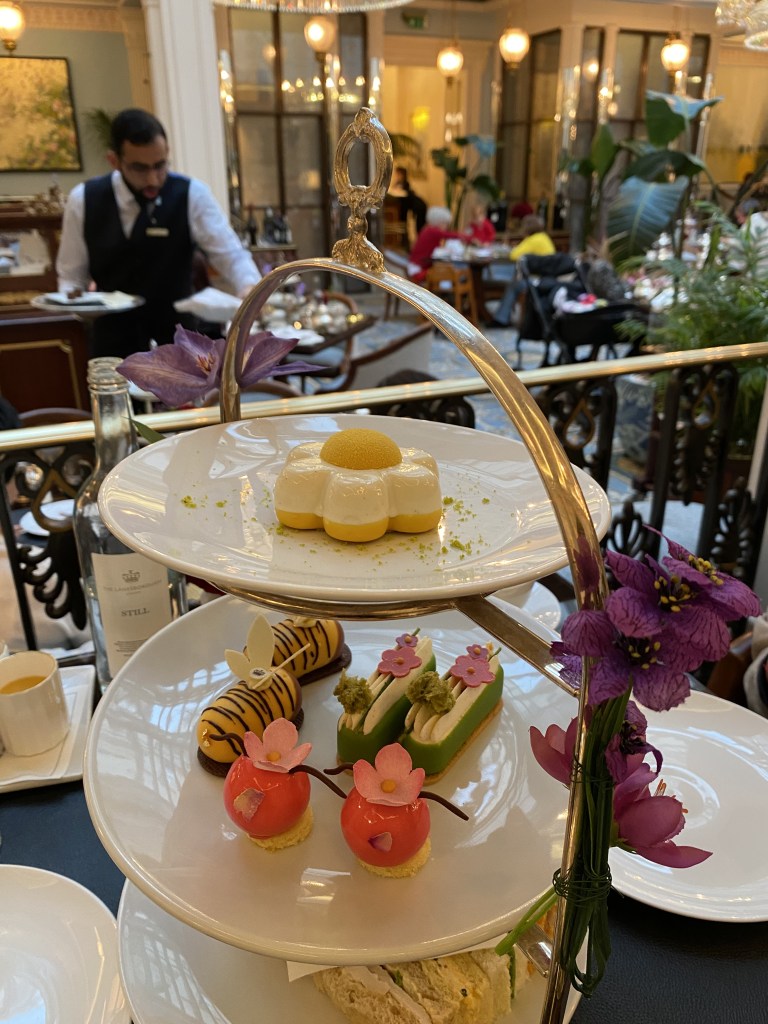 five o clock tea, tea, london, scones, the lanesborough, afternoon tea, pastries, cheeecake, white chocolate, chocolate blanco, apple, dark chocolate, chocolate oscuro, cake, pastel, frutas, black tea, té negro, earl grey, té blanco, white tea, Las Gastronómicas, periodismo gastronómico, periodista gastronómica, food, food journalism, food journalist, maria carolina riaño,